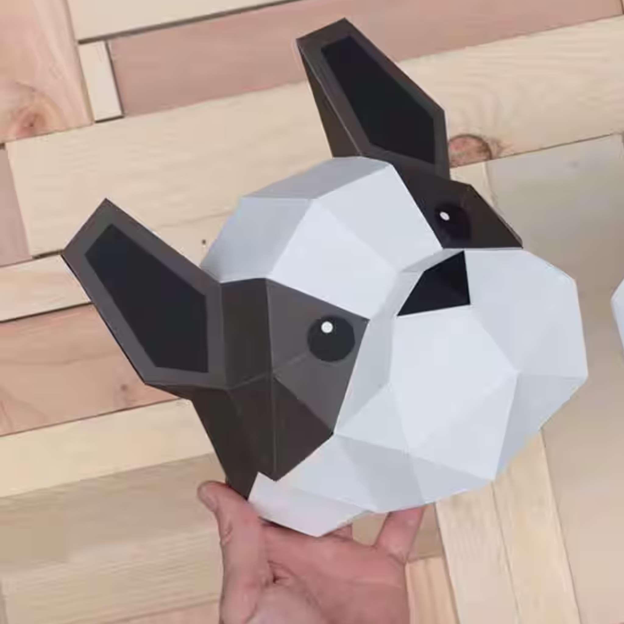 Papieren Franse Bulldog pup van Assembli als modern designcadeau op een houten achtergrond.